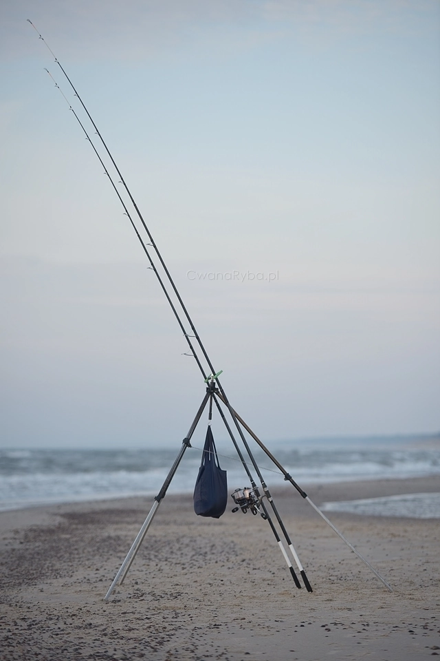 Stojące na tripodzie wędki do surfcastingu firmy Dragon Surf Master